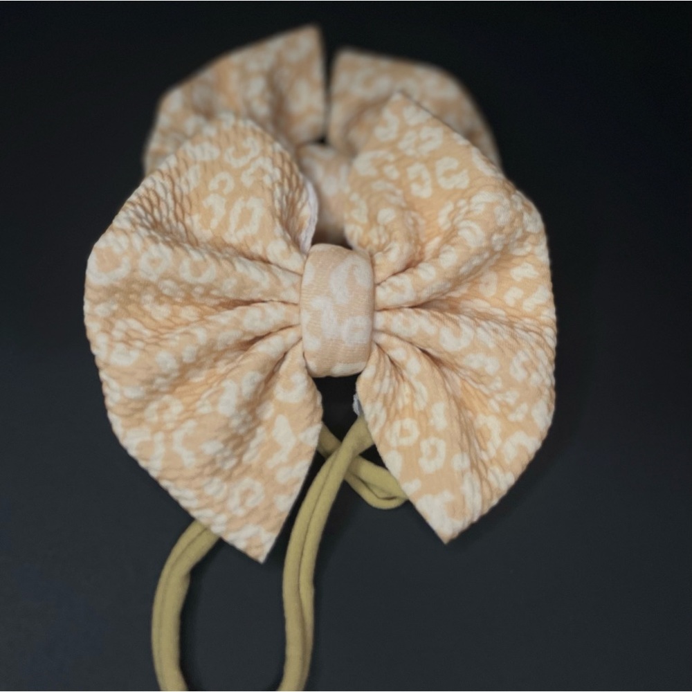 Beige leopard bow on nylon